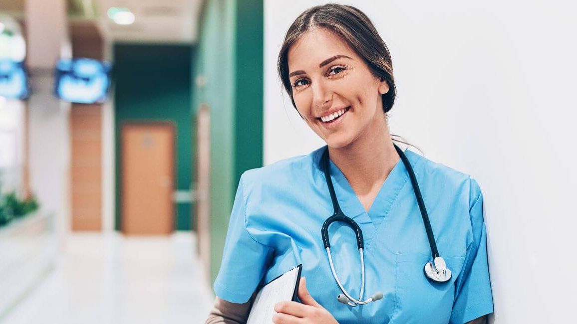 Diferencia entre Enfermera y Auxiliar de Enfermería
