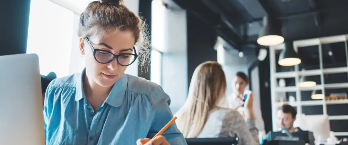 Estudiar y trabajar al mismo tiempo: claves para organizarte