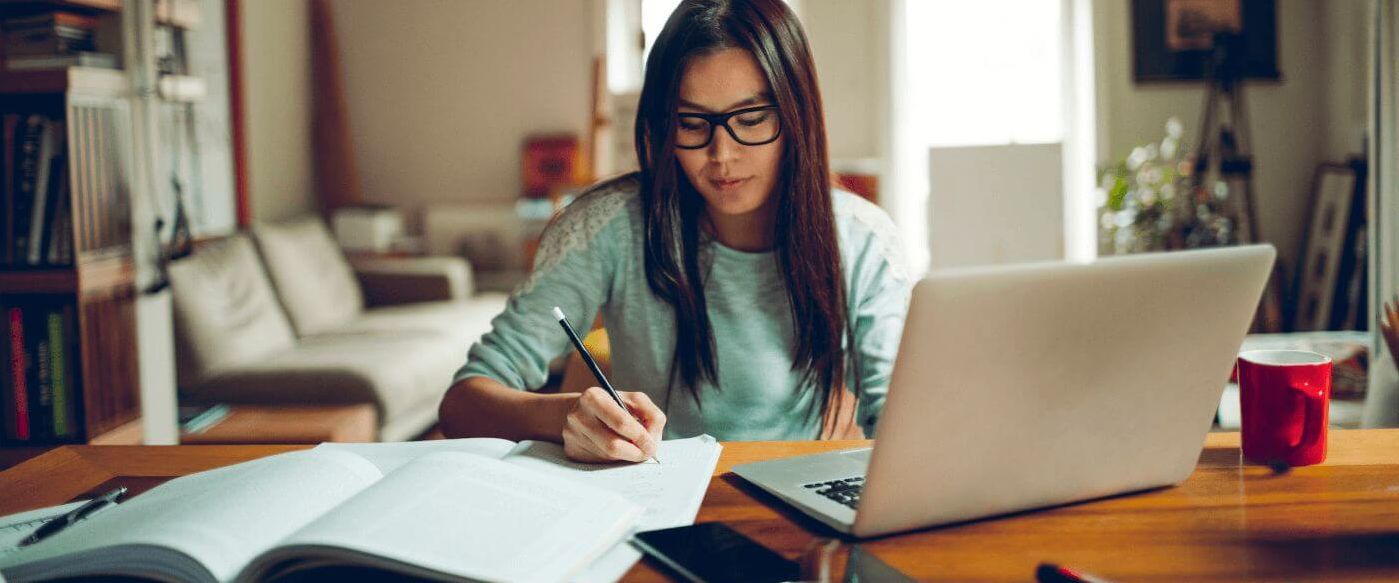 ¿Estudiar o trabajar? Razones por las que escoger cada opción ¿Estudiar o trabajar? Razones por las que escoger cada opción