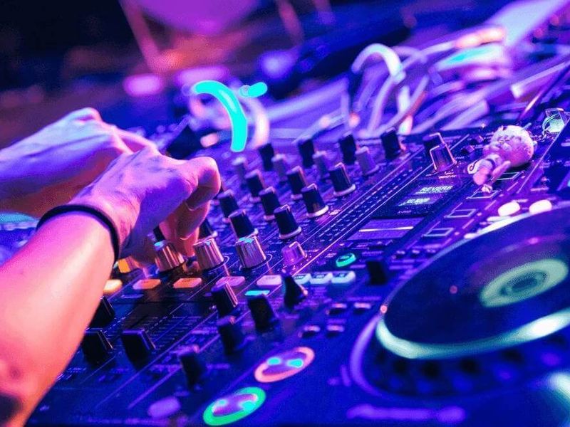 ¿Cómo estudiar para ser DJ? Hazlo oficial y estúdialo en FP