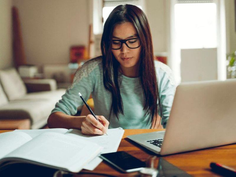 ¿Estudiar o trabajar? Razones por las que escoger cada opción ¿Estudiar o trabajar? Razones por las que escoger cada opción
