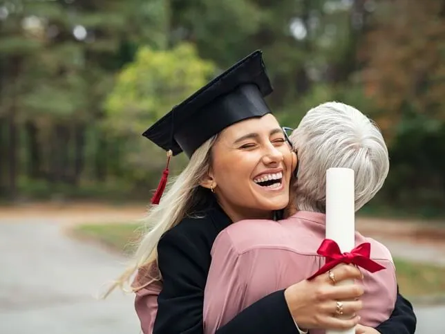 Madre E Hija Celebrando El Titulo Academico Oficial Madre E Hija Celebrando El Titulo Academico Oficial