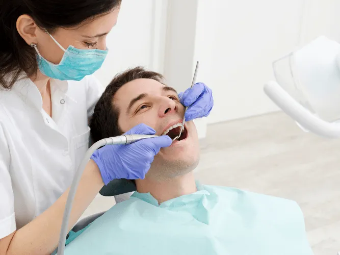 cuanto cobra un protesico dental