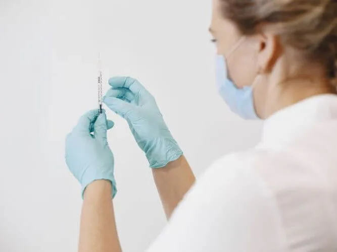 diferencia entre auxiliar de enfermeria y tcae