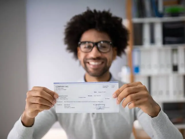 Grupo Profesional Chico Con Cheque