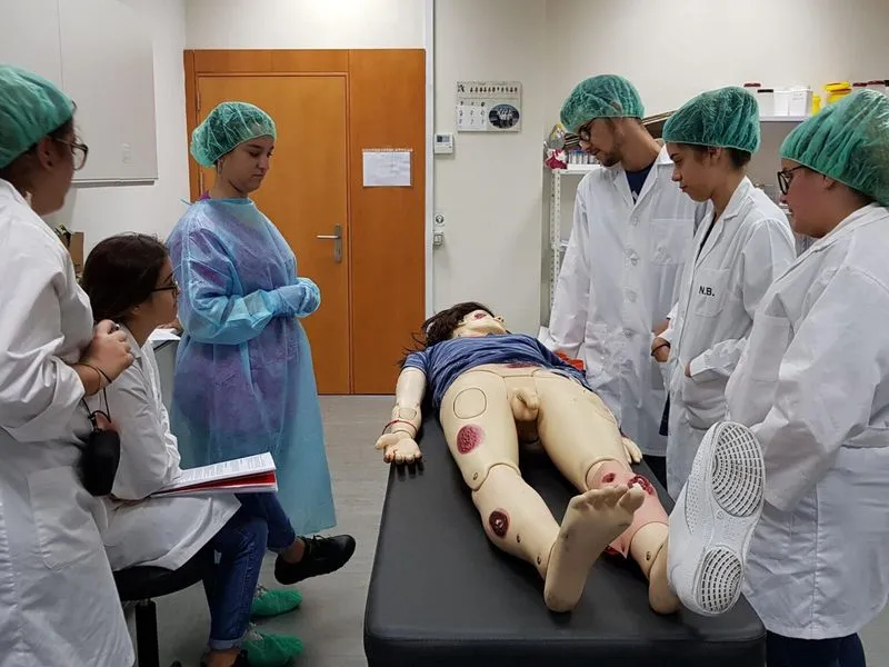 El Examen Externo Del Cadaver Empieza Cuando Entra El Forense En La Sala Min 